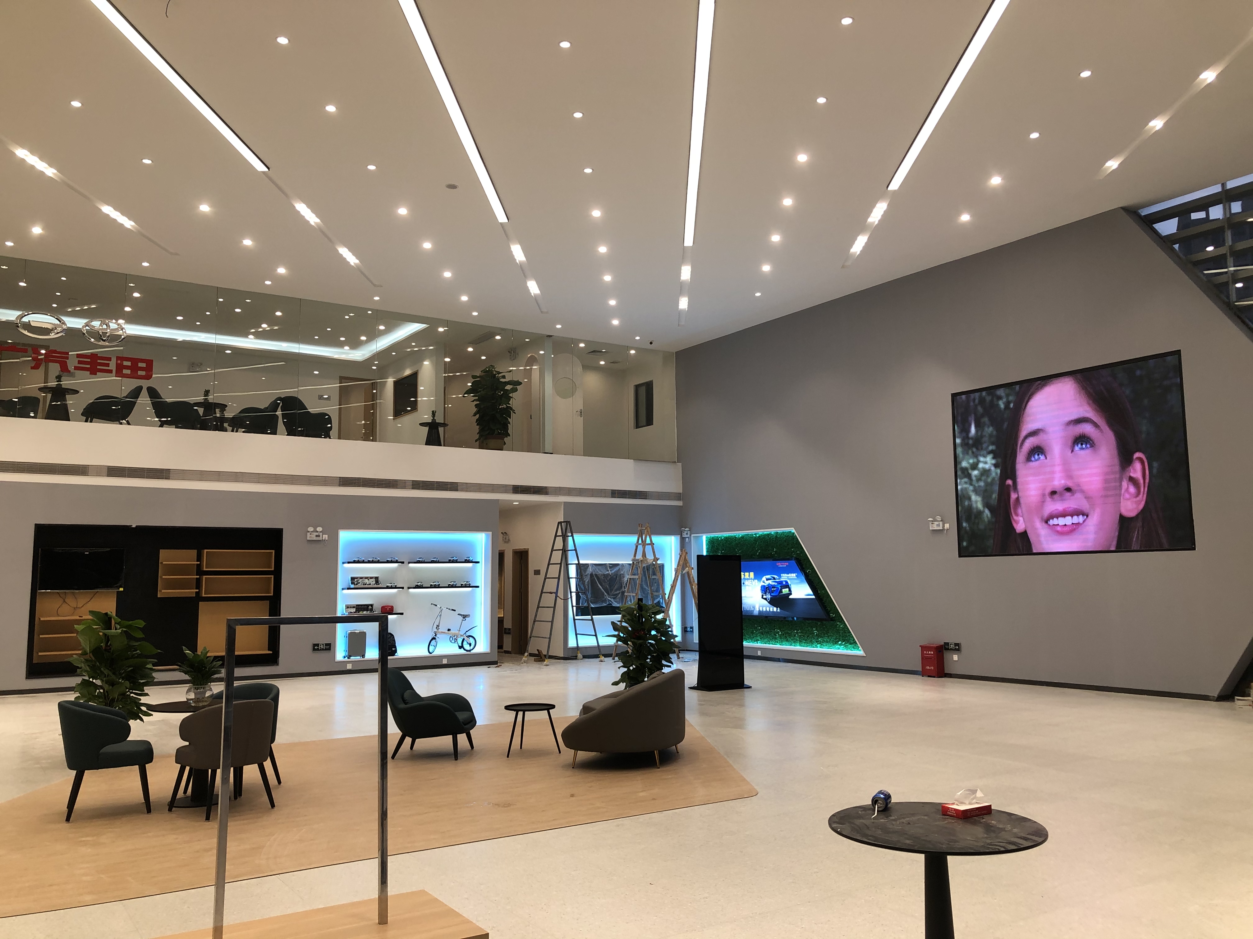 店員瘋狂發(fā)傳單，顧客卻頭也不抬？LED廣告機‘強制吸睛’的5個心機設計”