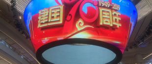 公司花20萬(wàn)裝修的會(huì)議室，竟被客戶(hù)吐槽‘像網(wǎng)吧’？高級(jí)感會(huì)議室的屏幕選擇秘訣”