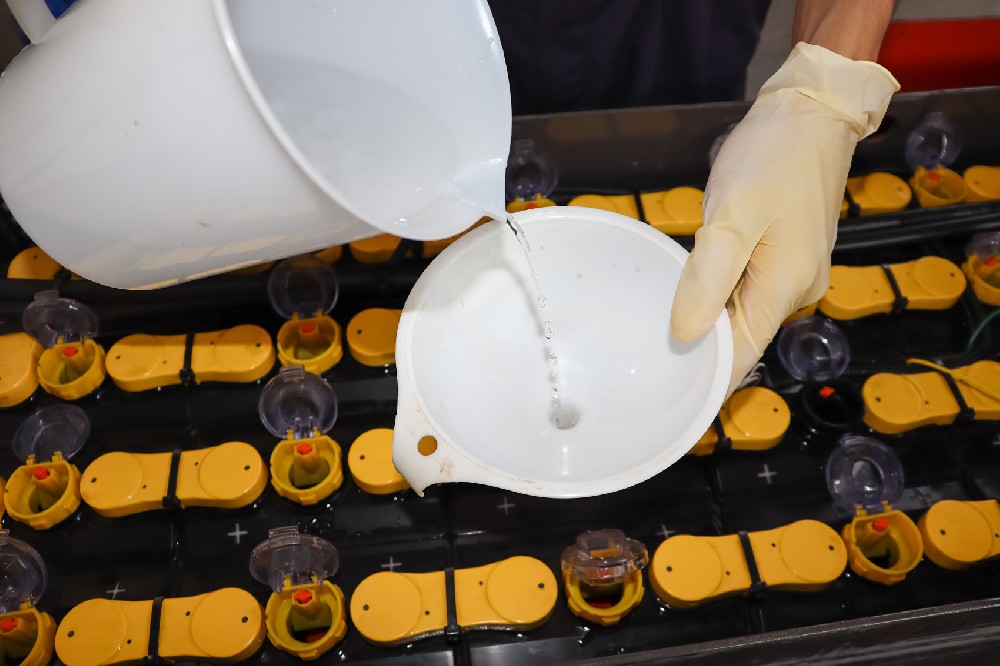 充電前還是充電后,叉車電池應該在什么時候加水?