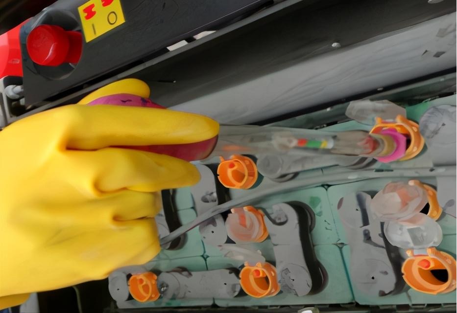 叉車蓄電池怎么加水?加水設(shè)備有哪些?