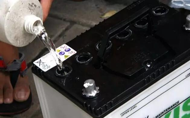 電瓶需要加什么水？如何加水？